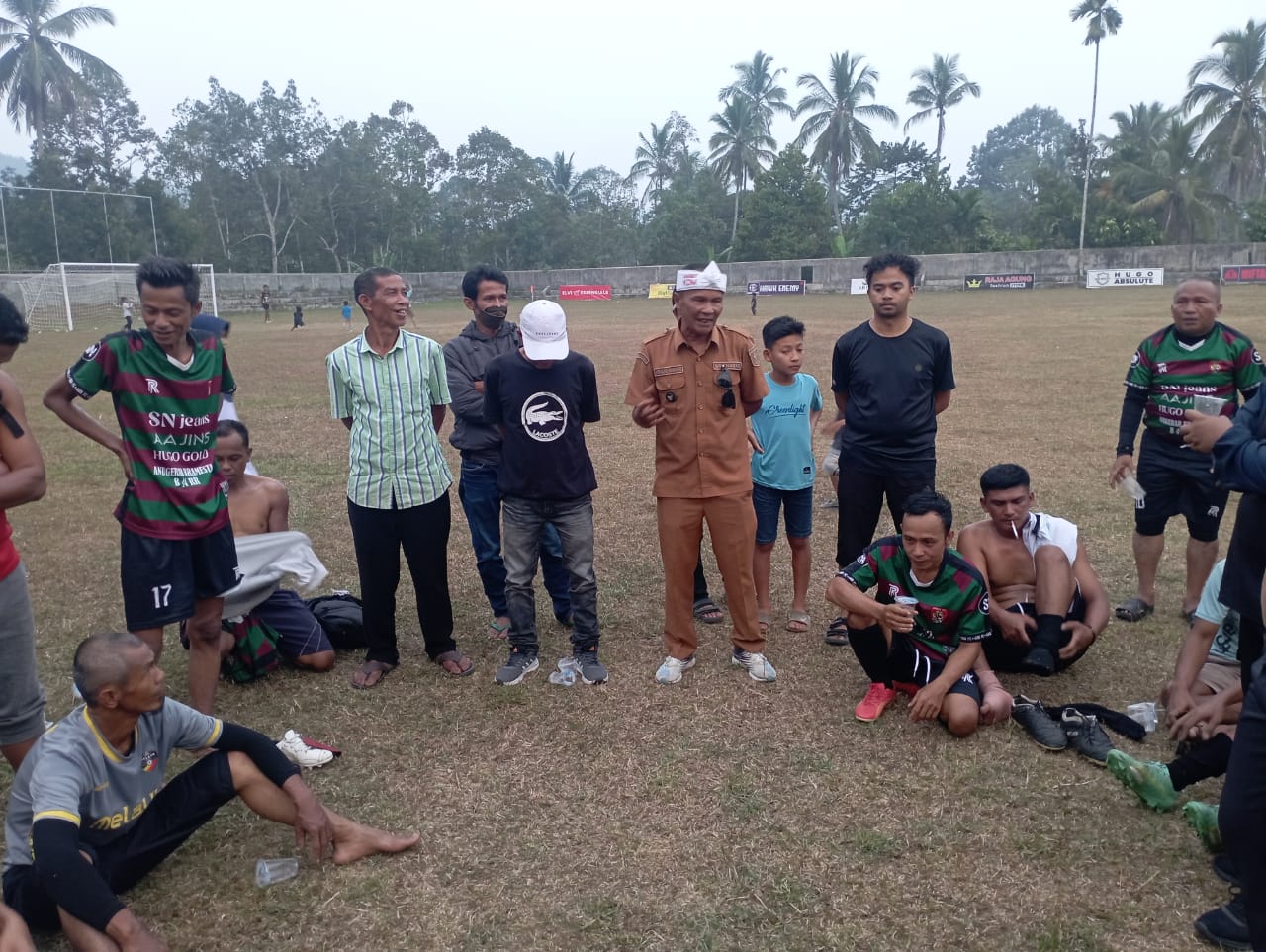 Wali Nagari Andaleh Baruh Bukit, Kecamatan Sungayang Afrizal Nanang menyemangati pemain saat turun minum. (chandra antoni)